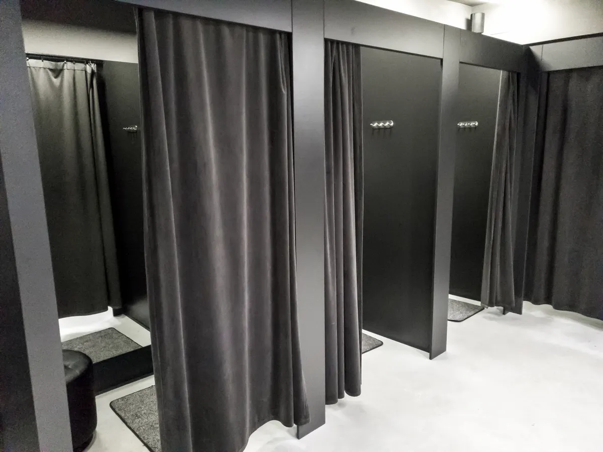 numai-eu-am-probleme-cu-cabinele-de-proba